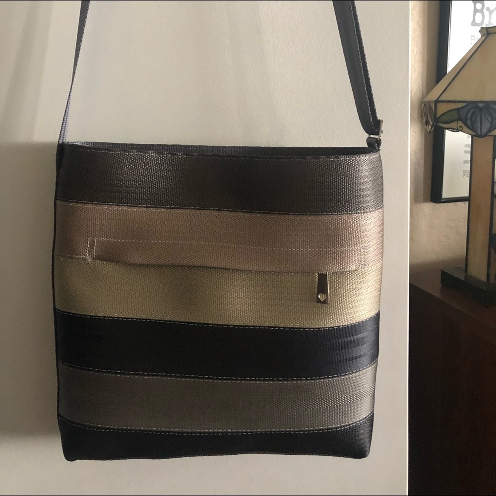 Harveys seatbelt shoulder bag. Only used twice.